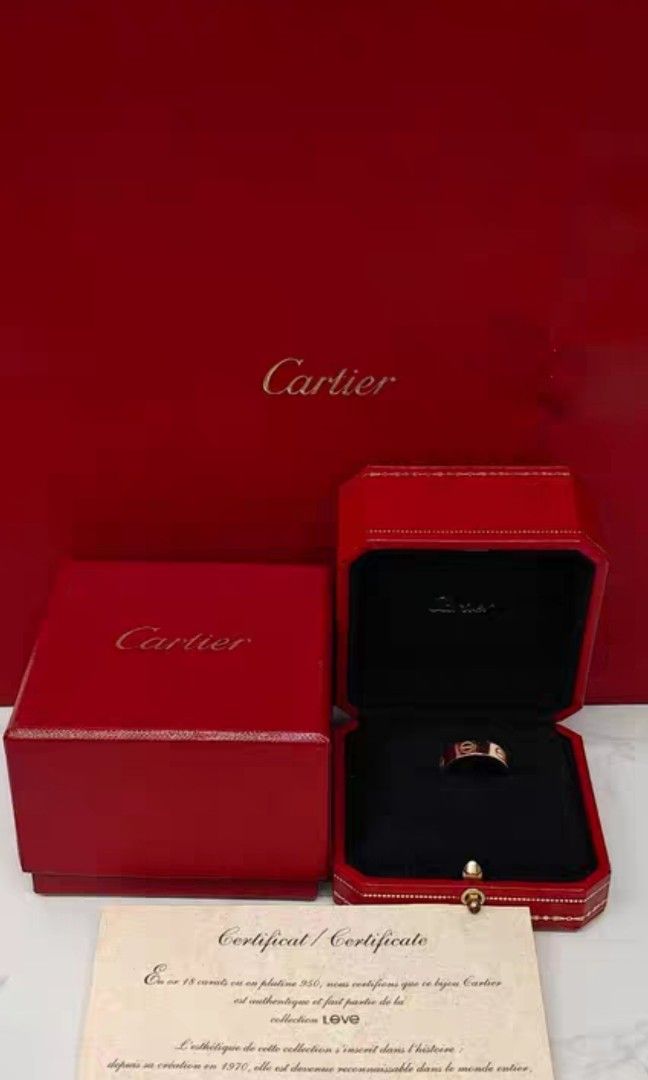 Cartier love ring戒指寬版無鑽玫瑰金色size53 （分類：飾物及配件）位於 Hong Kong。 由 lorajewelry 提交（商品編號 1463288015，圖片 3）。簡介： Cartier lov經典闊版無鑽戒指，size53 玫瑰金色，獨立編碼OGJ359，有21年證書full set。品相好靚98新.冇花痕。 面交陪驗。。
