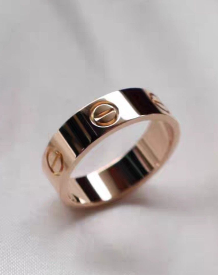 Cartier love ring戒指寬版無鑽玫瑰金色size53 （分類：飾物及配件）位於 Hong Kong。 由 lorajewelry 提交（商品編號 1463288015，圖片 1）。簡介： Cartier lov經典闊版無鑽戒指，size53 玫瑰金色，獨立編碼OGJ359，有21年證書full set。品相好靚98新.冇花痕。 面交陪驗。。