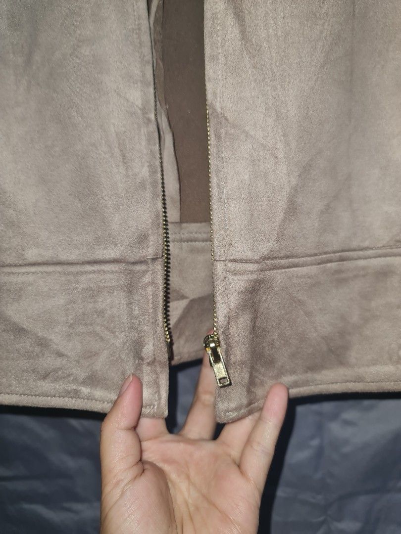 CASSA Faux Suede Jacket No Colar (Category: Coats, Jackets and Outerwear) located in Baguio. Submitted by VanveVintage (Listing ID 1463139162, Image 3). Description: .