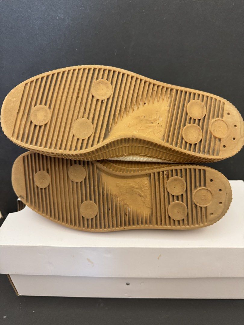 CDG （分類：波鞋）位於 Hong Kong。 由 superfun888 提交（商品編號 1463236839，圖片 4）。簡介： CDG Size 39 少著 快要優先。