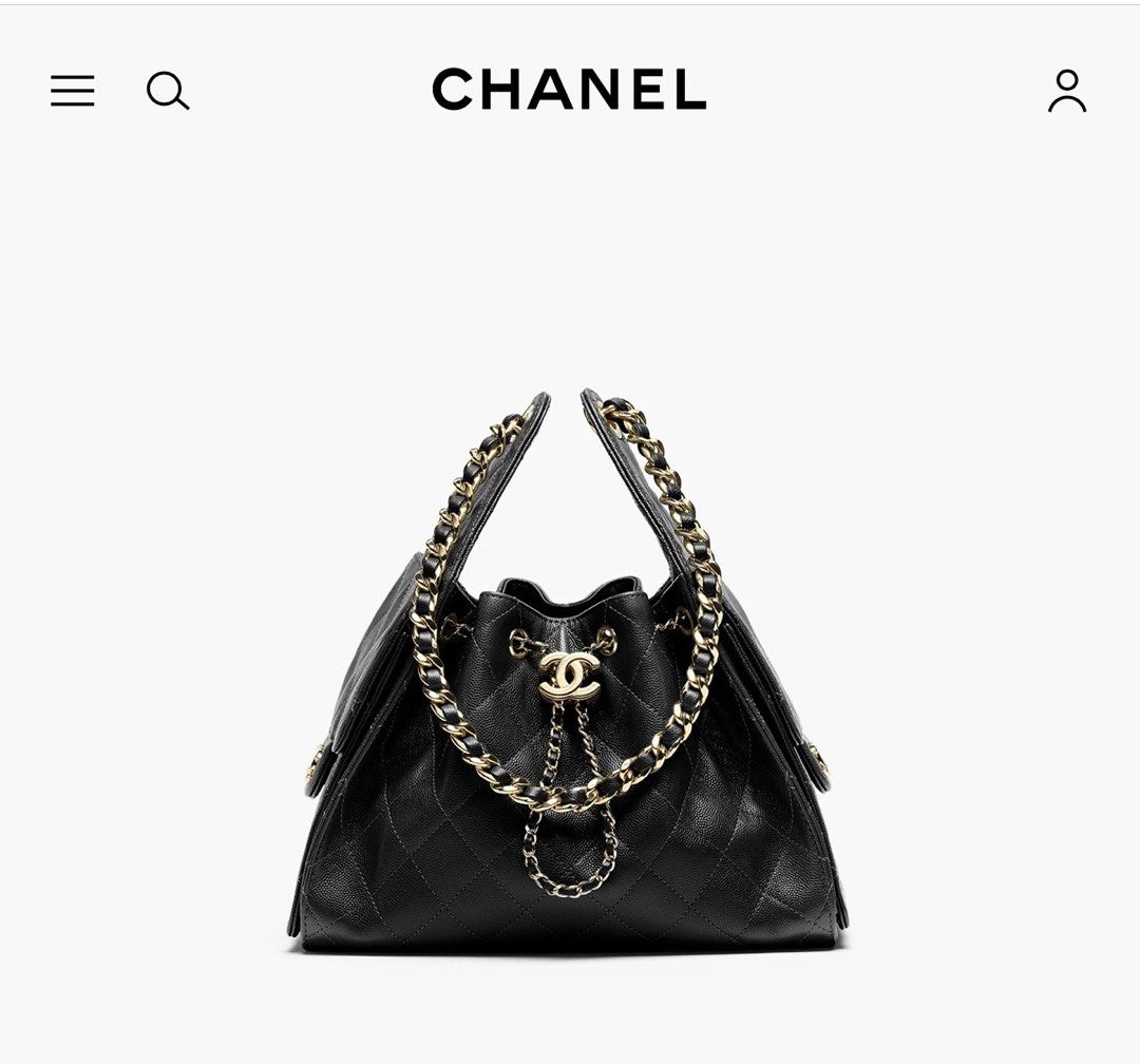 【全新/即期單】Chanel 25 Mini Handbag 黑金 雙鏈條手柄手袋 (日本專櫃一手) 大熱黑金 荔枝皮 日本剛到貨香港 （分類：手袋及銀包）位於 Hong Kong。 由 kaibee416 提交（商品編號 1463155338，圖片 1）。簡介： 全新貨 剛日本購買（20Sep) 全套齊 一袋難求 只有一個 先到者得 只限面交！ 款式：CHANEL 25 Mini Handbag (黑金) 材質：荔枝皮 狀態：100% 全新，從未使用。(註：因應日本專櫃政策，五金膠紙已於專門店拆除，但絕對零花痕、零使用痕跡) 來源：日本 Chanel 專門店親自排隊購入 單據日期：2026年 09月 20日 配件：Full Set 超齊套 (原裝盒、防塵袋、金屬晶片 Microchip、日本專門店正本收據、山茶花及絲帶) 。