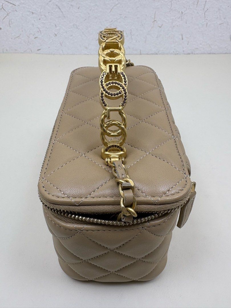 chanel 香奈儿 晶片款 字母水钻手柄 镜子 长盒子 化妆包 16cm （分類：手袋及銀包）位於 Hong Kong。 由 little_bee_hk 提交（商品編號 1463171971，圖片 3）。簡介： 。