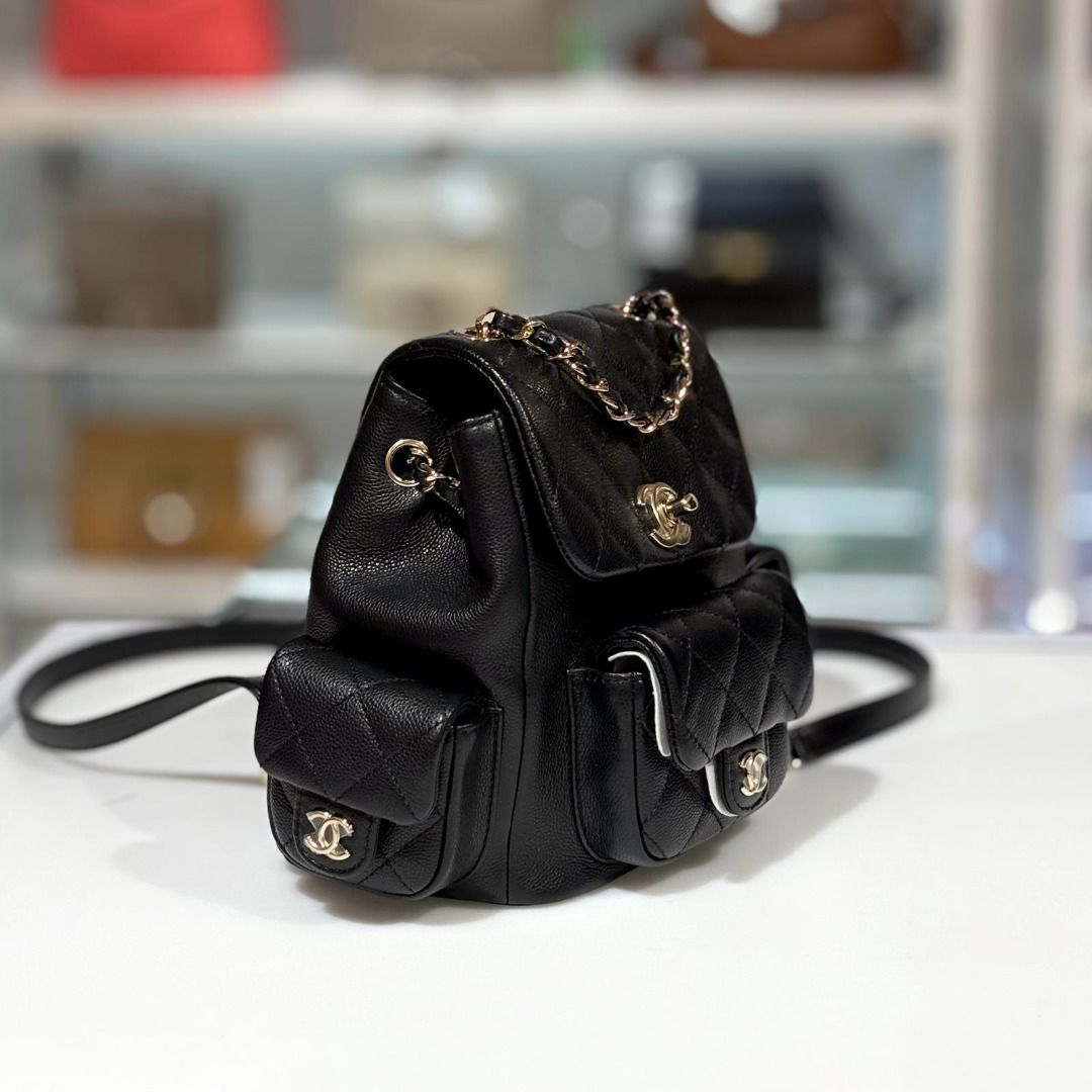 全新CHANEL Duma AS4399 Backpack 黑色荔枝皮金扣@晶片 #BRAND NEW #香榭站正品 （分類：手袋及銀包）位於 Hong Kong。 由 mmstation_hk 提交（商品編號 1463162346，圖片 3）。簡介： [CONDITION]: BRAND NEW [APPENDIX] : DUST BAG/ BOX [SIZE] : LENGTH 19cm，HEIGHT 18cm，WIDTH 10cm Friendly Reminder: Our store sells only authentic,authorized goods. Full refund guaranteed if proven otherwise. Please inspect the item upon collection. All sales are final. Items purchased at our store come withfree two-year mai