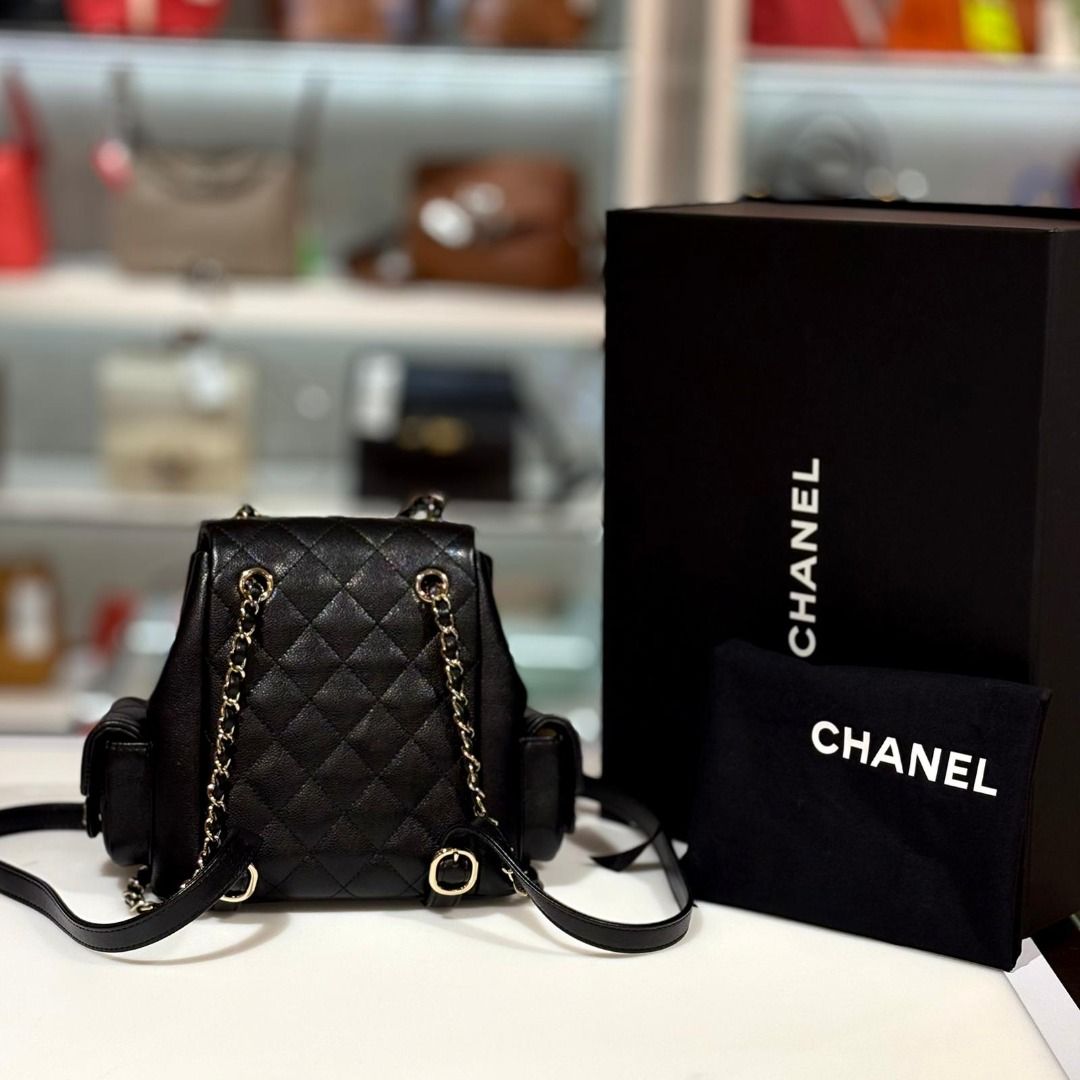 全新CHANEL Duma AS4399 Backpack 黑色荔枝皮金扣@晶片 #BRAND NEW #香榭站正品 （分類：手袋及銀包）位於 Hong Kong。 由 mmstation_hk 提交（商品編號 1463162346，圖片 2）。簡介： [CONDITION]: BRAND NEW [APPENDIX] : DUST BAG/ BOX [SIZE] : LENGTH 19cm，HEIGHT 18cm，WIDTH 10cm Friendly Reminder: Our store sells only authentic,authorized goods. Full refund guaranteed if proven otherwise. Please inspect the item upon collection. All sales are final. Items purchased at our store come withfree two-year mai