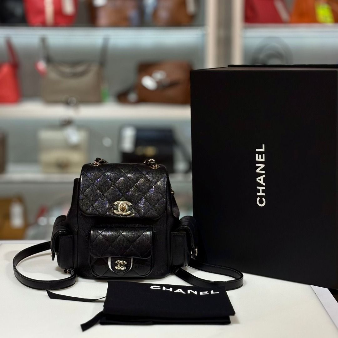 全新CHANEL Duma AS4399 Backpack 黑色荔枝皮金扣@晶片 #BRAND NEW #香榭站正品 （分類：手袋及銀包）位於 Hong Kong。 由 mmstation_hk 提交（商品編號 1463162346，圖片 1）。簡介： [CONDITION]: BRAND NEW [APPENDIX] : DUST BAG/ BOX [SIZE] : LENGTH 19cm，HEIGHT 18cm，WIDTH 10cm Friendly Reminder: Our store sells only authentic,authorized goods. Full refund guaranteed if proven otherwise. Please inspect the item upon collection. All sales are final. Items purchased at our store come withfree two-year mai