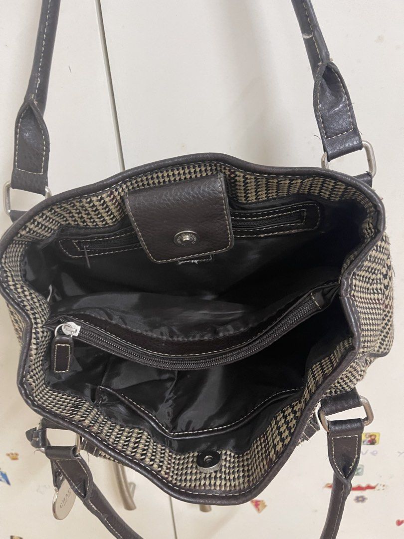 CHAPS shoulder bag (Category: Shoulder Bags) located in Quezon City. Submitted by nathanryanlim (Listing ID 1463126397, Image 3). Description: CHAPS is an accessible priced brand within the Ralph Lauren brand family. .