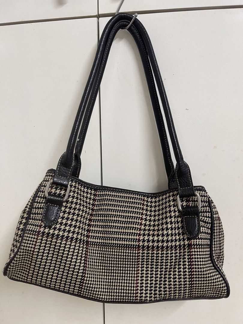 CHAPS shoulder bag (Category: Shoulder Bags) located in Quezon City. Submitted by nathanryanlim (Listing ID 1463126397, Image 2). Description: CHAPS is an accessible priced brand within the Ralph Lauren brand family. .