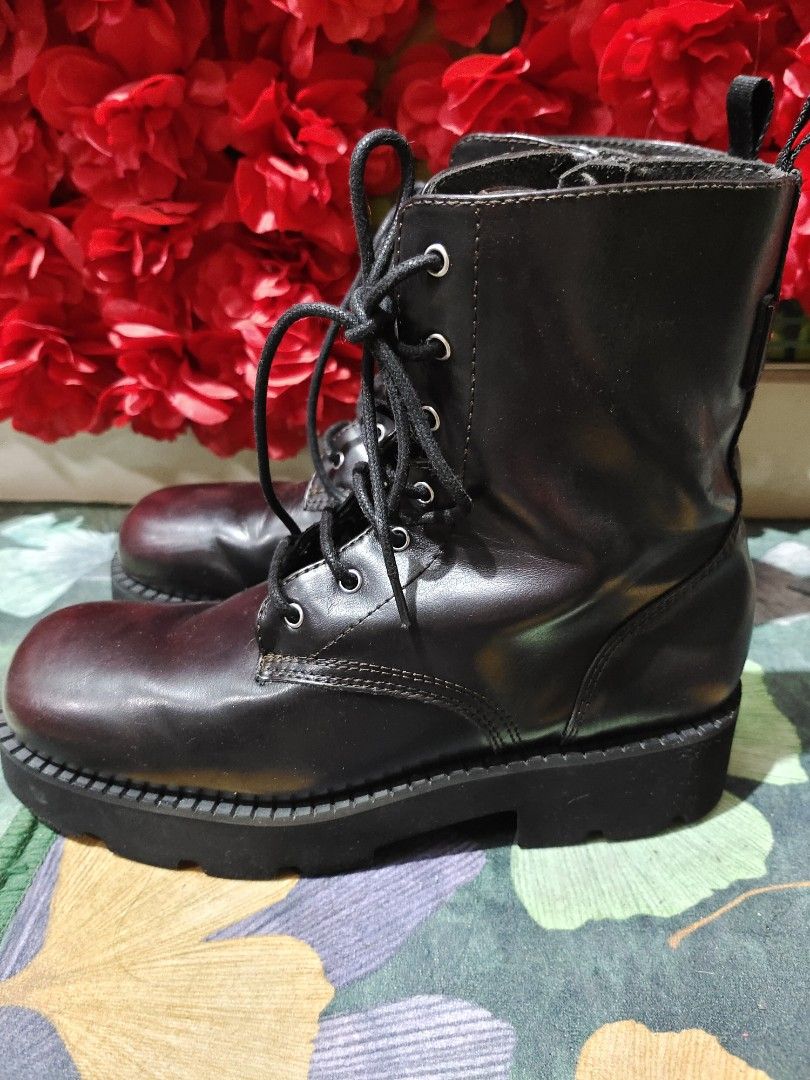 Charles & Keith Boots (Category: Boots) located in Kajang. Submitted by kembundle (Listing ID 1463243991, Image 2). Description: Charles & Keith Boots Bundle but like new Size: 8UK/41EU/27cm.