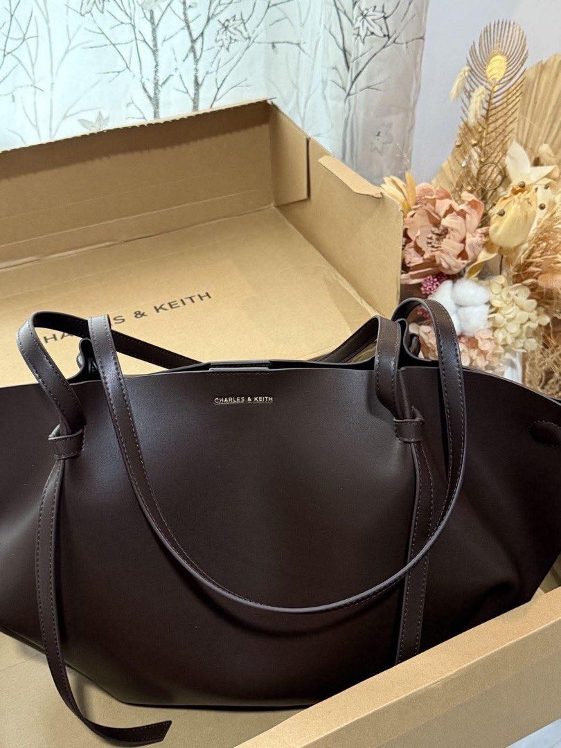 Charles & Keith Tote Bag with Pouch (Category: Tote Bags) located in Manila. Submitted by mellnavarro_45618 (Listing ID 1463142179, Image 2). Description: CNK Calla XL Tote ☁️ Spacious enough to fit a 13–14” laptop! 🥐 Size: 30 × 22–60 × 11.6 cm (H × W × D) 🥐 1,300 + sf.