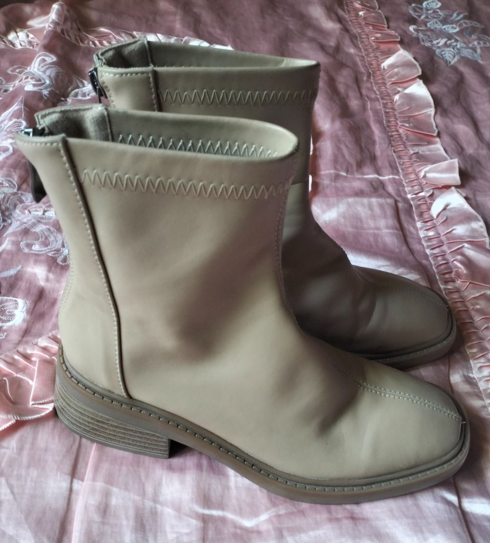FAIRYGRUNGE SEAMED BOOTS (Category: Boots) located in Caloocan City. Submitted by pretaporter.2026 (Listing ID 1463217114, Image 1). Description: The ultimate late 90s / early 2000s silhouette. These feature a stunning square toe, distinct center-seam stitching, and a raw zig-zag top edge. Perfect for your whimsigoth, cyber y2k, or subversive basics styling! Price: 700 Condition: 10/10, No flaws or issue Size: eu 37-38 HOW TO BUY: Comment "MINE" 