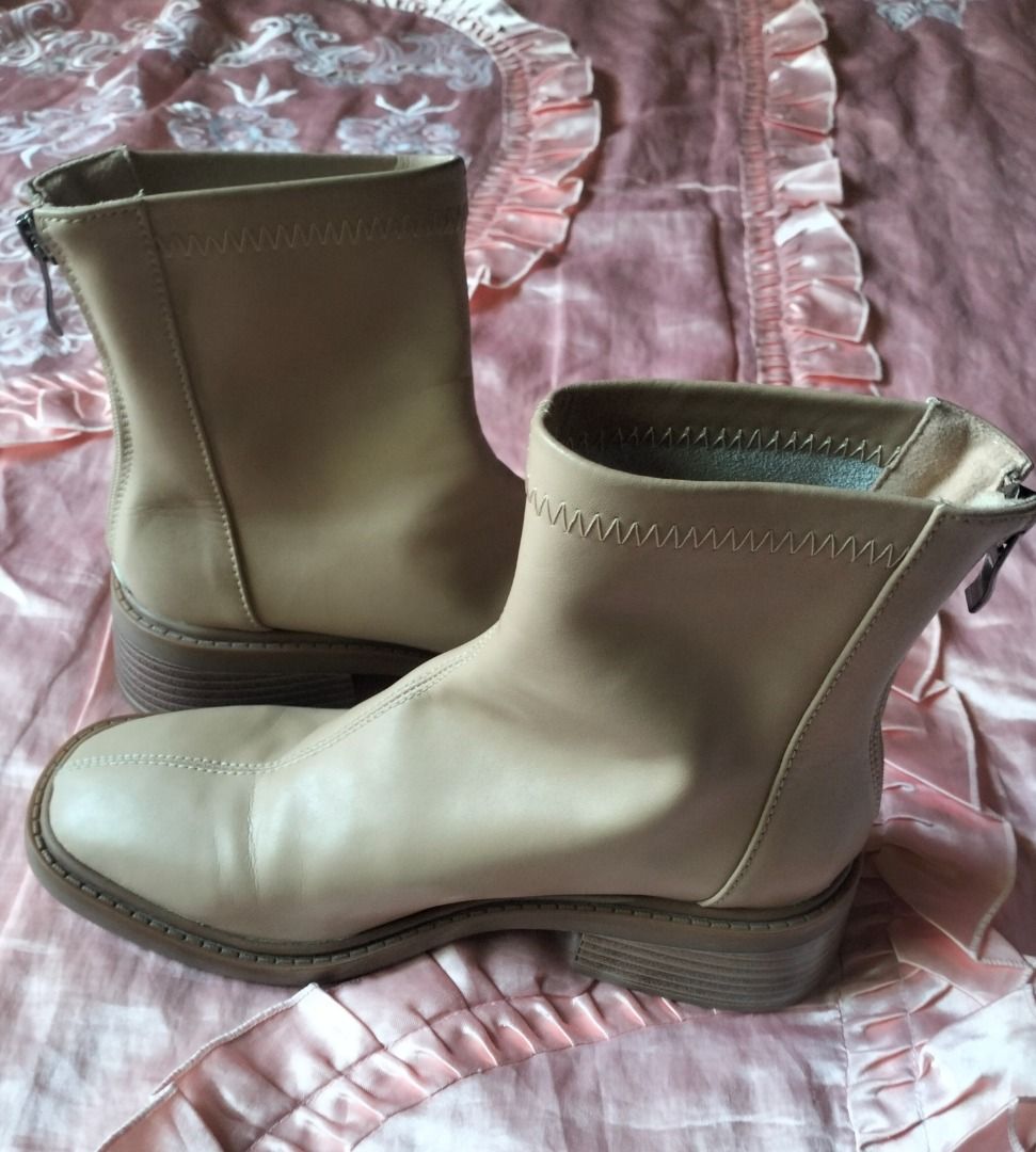 FAIRYGRUNGE SEAMED BOOTS (Category: Boots) located in Caloocan City. Submitted by pretaporter.2026 (Listing ID 1463217114, Image 3). Description: The ultimate late 90s / early 2000s silhouette. These feature a stunning square toe, distinct center-seam stitching, and a raw zig-zag top edge. Perfect for your whimsigoth, cyber y2k, or subversive basics styling! Price: 700 Condition: 10/10, No flaws or issue Size: eu 37-38 HOW TO BUY: Comment "MINE" 