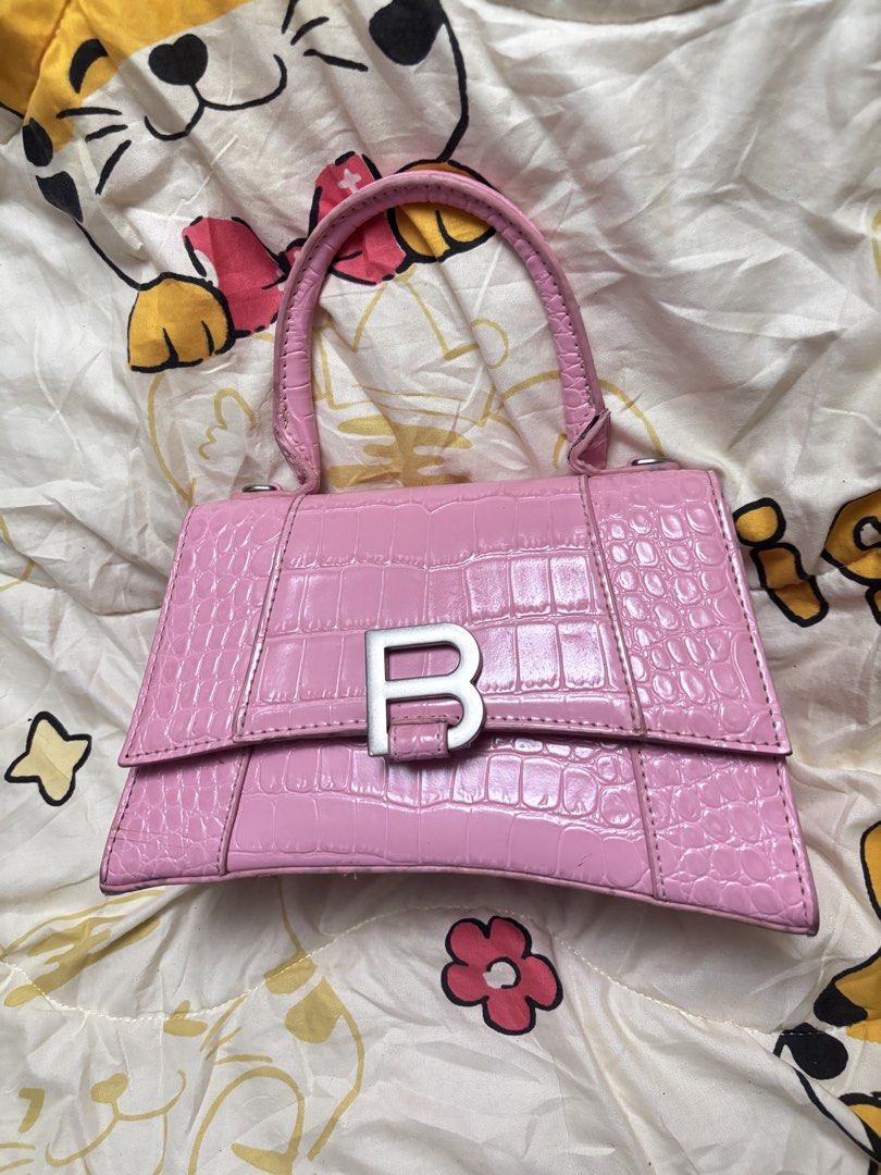 chic pink mini bag (Category: Purses & Pouches) located in Taguig. Submitted by megdeclutterz (Listing ID 1463258388, Image 1). Description: - small bag - not branded - no strap - approx. 6x8 inches - working zippers - few scratches ‼️ negotiable ‼️ please manage your expectations ‼️ Taguig/Bgc location.