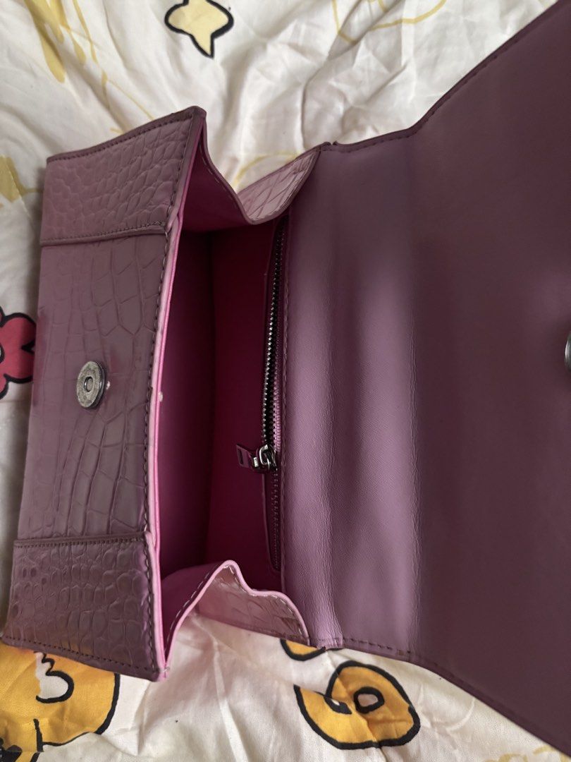 chic pink mini bag (Category: Purses & Pouches) located in Taguig. Submitted by megdeclutterz (Listing ID 1463258388, Image 3). Description: - small bag - not branded - no strap - approx. 6x8 inches - working zippers - few scratches ‼️ negotiable ‼️ please manage your expectations ‼️ Taguig/Bgc location.