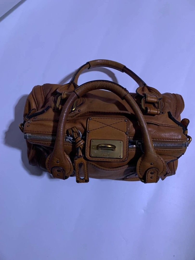 Chloe paddington (Category: Luxury Bags & Wallets) located in Davao. Submitted by terrencefinds (Listing ID 1463281484, Image 2). Description: Issue no lock missing but still in presentable condition missing 1 hardware rank B.