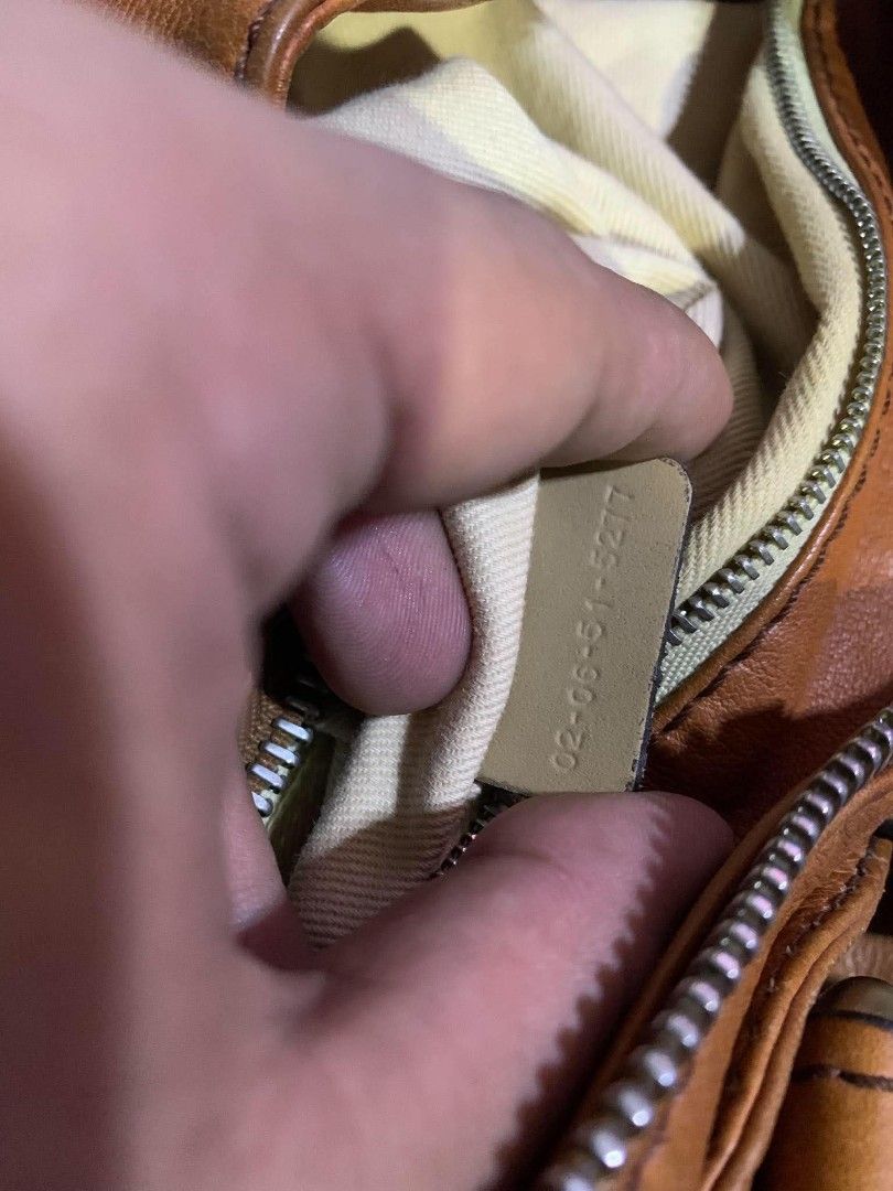 Chloe paddington (Category: Luxury Bags & Wallets) located in Davao. Submitted by terrencefinds (Listing ID 1463281484, Image 3). Description: Issue no lock missing but still in presentable condition missing 1 hardware rank B.