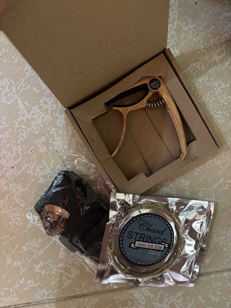 Chord Acoustic Guitar F4041 with Gig Bag and Accessories （分類：樂器）位於 Hong Kong。 由 kuhhksu 提交（商品編號 1463181198，圖片 3）。簡介： Chord acoustic guitar, model F4041. Comes with a black gig bag. Also includes a capo and a pack of Chord acoustic guitar strings (C010). Great for beginners or intermediate players. Ready to play!。