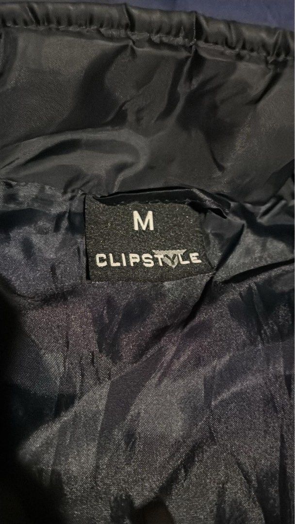 CLIPSTYLE Puffer Vest Size M (Category: Vests) located in Manila. Submitted by fleis.it (Listing ID 1463184585, Image 2). Description: - Brand: CLIPSTYLE - Item: Black Puffer Vest - Size: Medium (M) - Features: Zipper closure, ideal for layering - Best for: Cooler weather, casual wear.