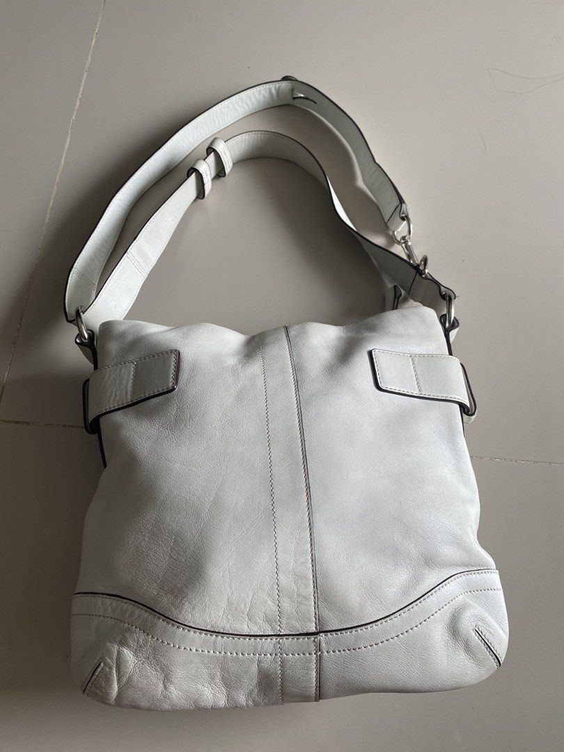 Coach (Category: Luxury Bags & Wallets) located in Barili. Submitted by jenn.elyn (Listing ID 1463236733, Image 3). Description: Used coach twoway bag , pwedi kili at sling bag.