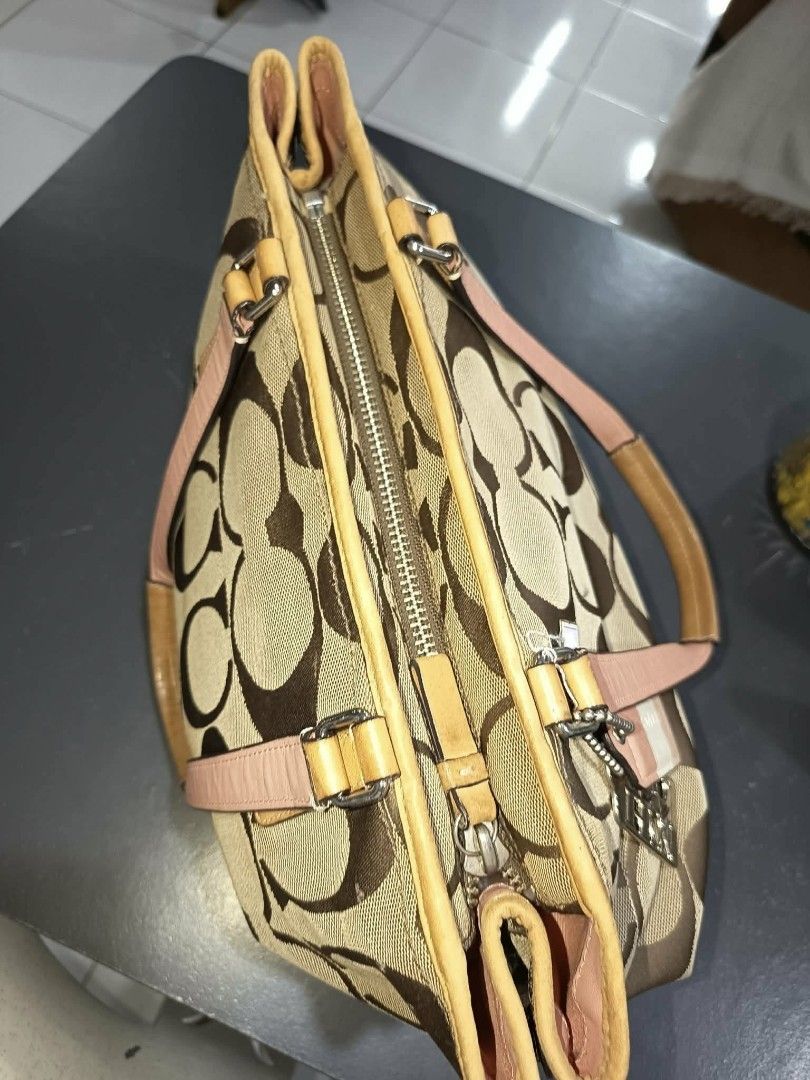 Coach (Category: Shoulder Bags) located in Antipolo. Submitted by jaolshoppe23 (Listing ID 1463282140, Image 3). Description: .