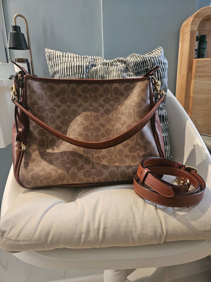 Coach Bag (Category: Luxury Bags & Wallets) located in Imus. Submitted by lovejulich2 (Listing ID 1463216056, Image 2). Description: Good as new pa din, only needs cleaning. 😊 Guaranteed original and bought from the US. If you feel that the item is not original, you may return it, and I can refund your payment as long as you cover the shipping fee. 📌 Shipping fee is not included. 📦 Courier: GOGOEXPRESS or LALAMOVE.