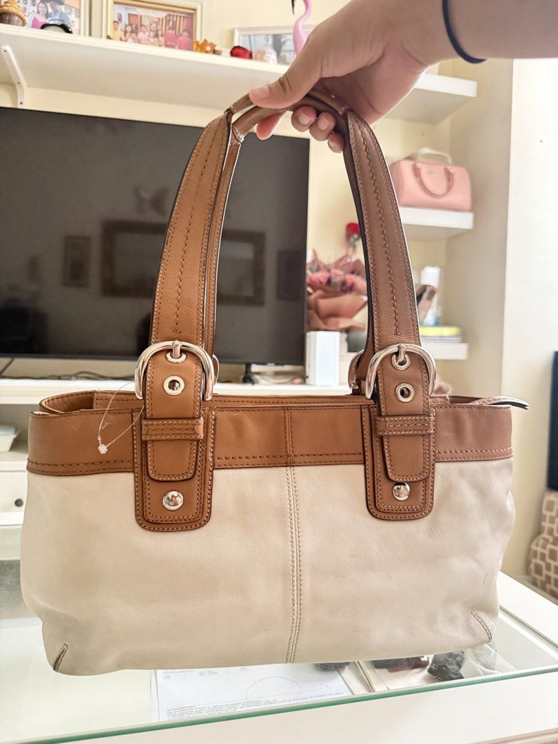 Coach Bag (Category: Shoulder Bags) located in Manila. Submitted by useful_thingss (Listing ID 1463224721, Image 1). Description: minor issue: see 4th pic.