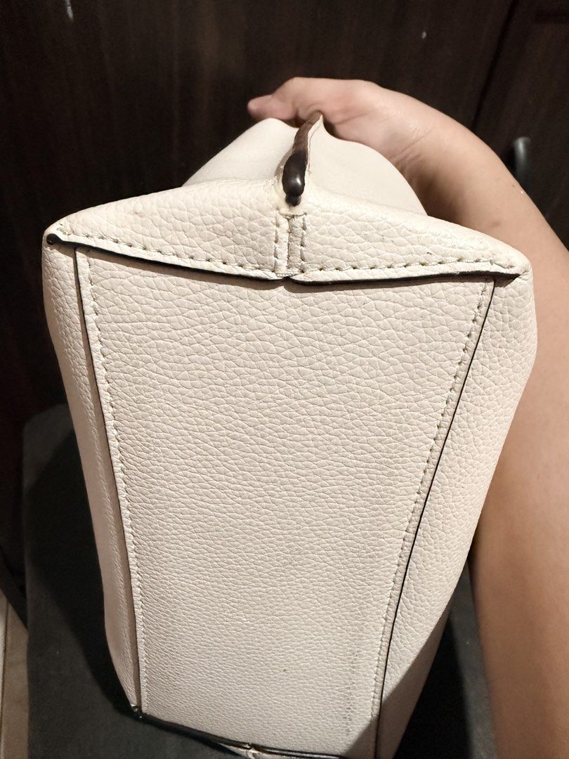 Coach Bucket Bag (Category: Cross-body Bags) located in Caloocan City. Submitted by canlasjillianyvonne (Listing ID 1463323610, Image 3). Description: Used Once. Excellent condition..