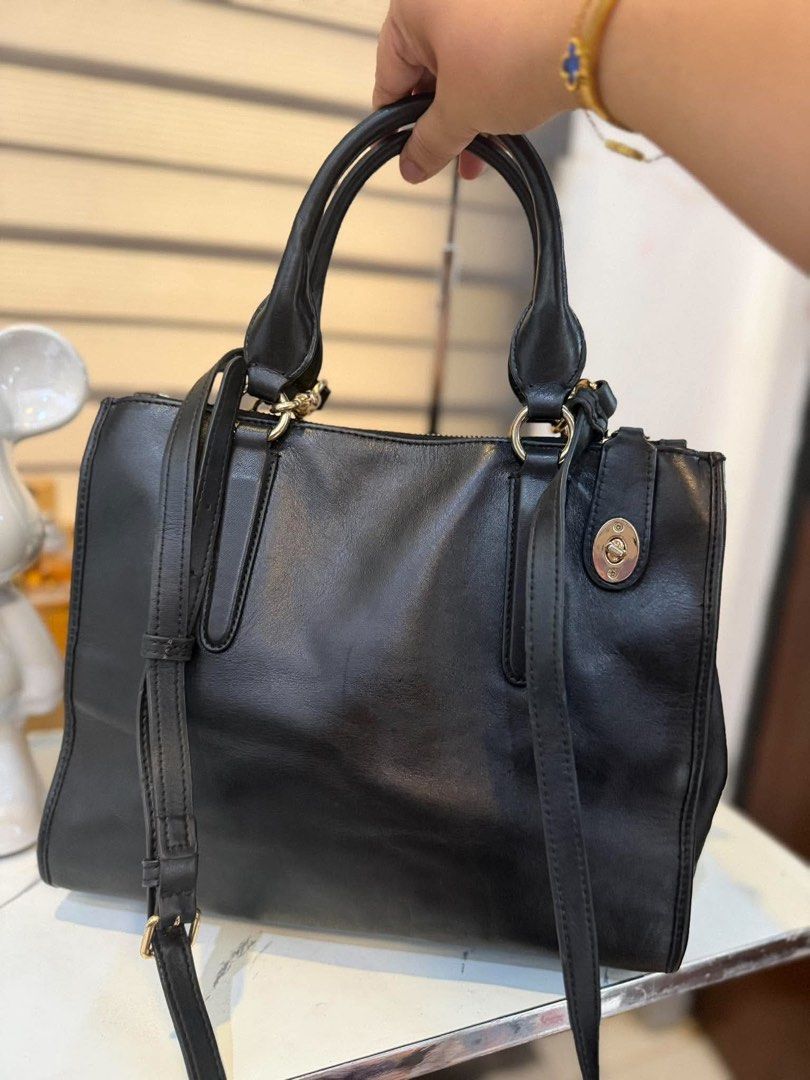 Coach carter caryall (Category: Luxury Bags & Wallets) located in Bacolod City. Submitted by nineshop.bcd (Listing ID 1463266527, Image 3). Description: Coach carter caryall 💯Original ✅In excellent condition 🖤Onhand.