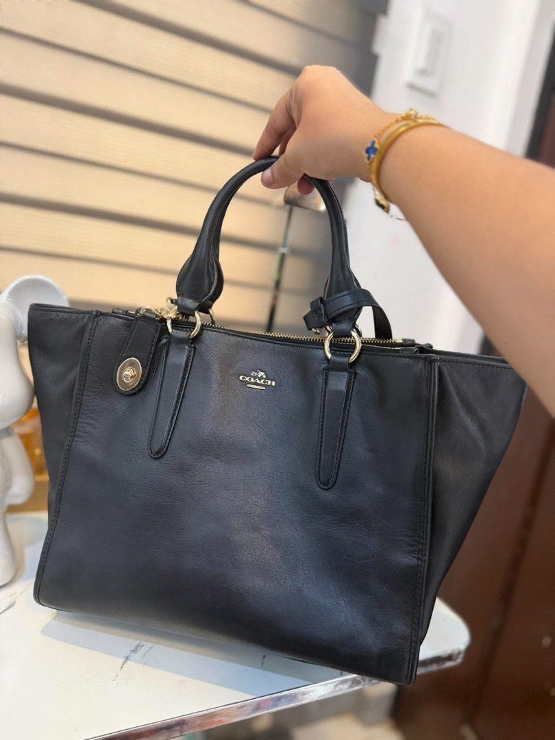 Coach carter caryall (Category: Luxury Bags & Wallets) located in Bacolod City. Submitted by nineshop.bcd (Listing ID 1463266527, Image 2). Description: Coach carter caryall 💯Original ✅In excellent condition 🖤Onhand.