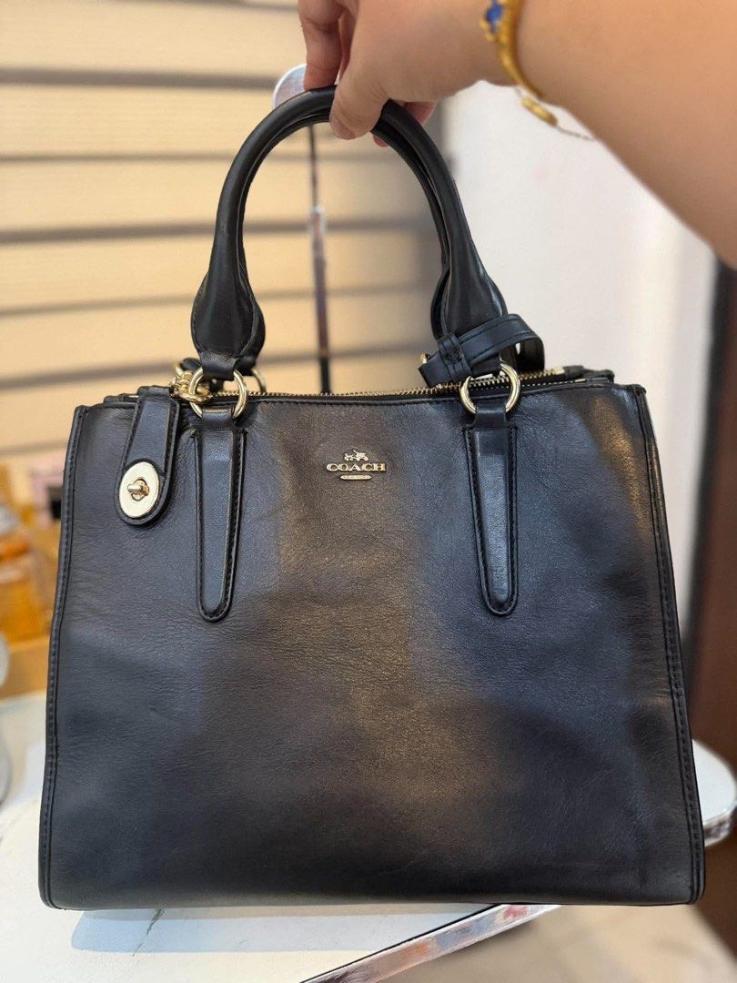 Coach carter caryall (Category: Luxury Bags & Wallets) located in Bacolod City. Submitted by nineshop.bcd (Listing ID 1463266527, Image 1). Description: Coach carter caryall 💯Original ✅In excellent condition 🖤Onhand.