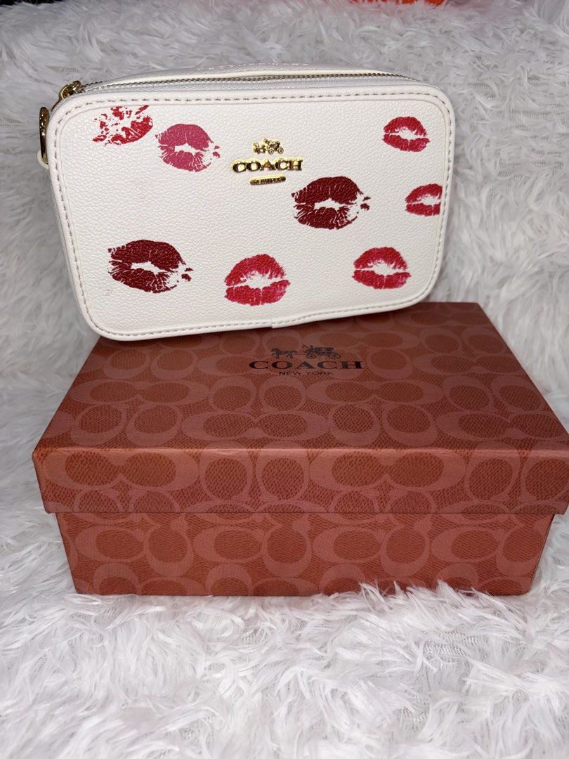 coach jamie camera bag with lips print (Category: Purses & Pouches) located in Goa. Submitted by zahar_modern_thrift_bags001 (Listing ID 1463183746, Image 1). Description: .