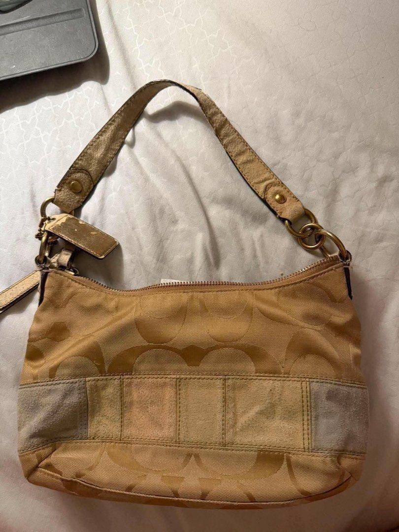 Coach Kili Bag (Category: Purses & Pouches) located in Manila. Submitted by butterflyrose02 (Listing ID 1463151079, Image 2). Description: Coach Signature Stripe Demi Convertible Hobo Bag in cream RUSH SALE Available Negotiable for SURE BUYER! Same day delivery via Lalamove Notes: - This item is pre-owned, thus it’s normal to see minimal signs of wear. Please carefully review all photos and manage your expectations before purchasing. - MOD: lalam