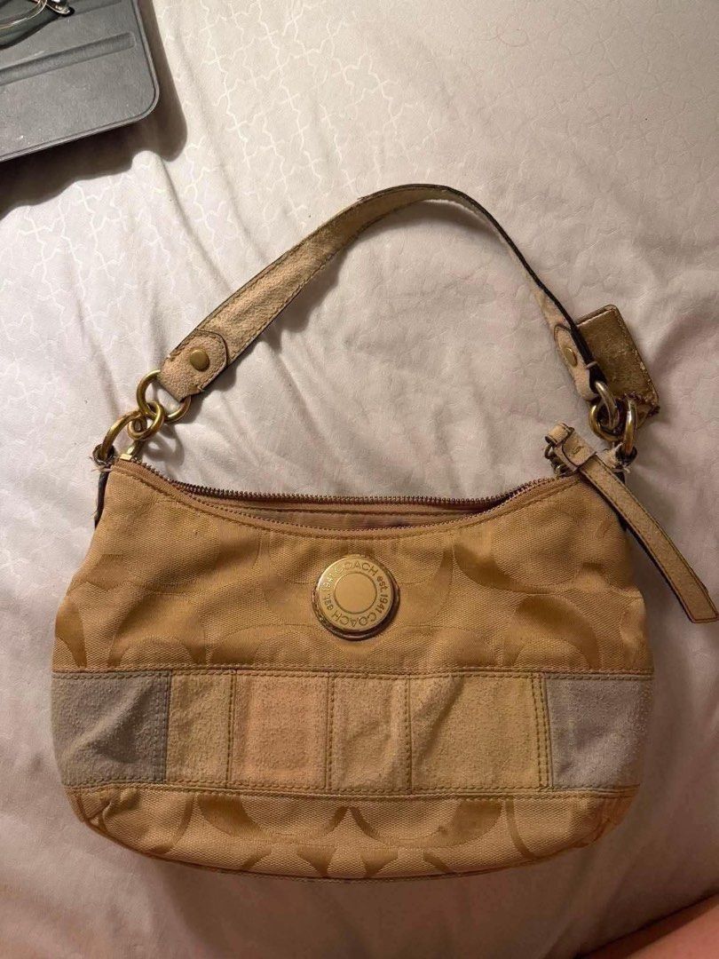 Coach Kili Bag (Category: Purses & Pouches) located in Manila. Submitted by butterflyrose02 (Listing ID 1463151079, Image 1). Description: Coach Signature Stripe Demi Convertible Hobo Bag in cream RUSH SALE Available Negotiable for SURE BUYER! Same day delivery via Lalamove Notes: - This item is pre-owned, thus it’s normal to see minimal signs of wear. Please carefully review all photos and manage your expectations before purchasing. - MOD: lalam