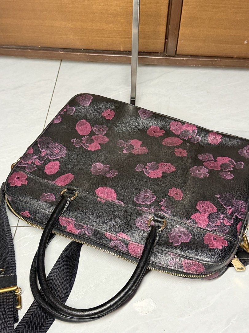 Coach laptop bag (Category: Tote Bags) located in Manila. Submitted by prelovedbyramiah (Listing ID 1463251161, Image 3). Description: not orig strap like new original.