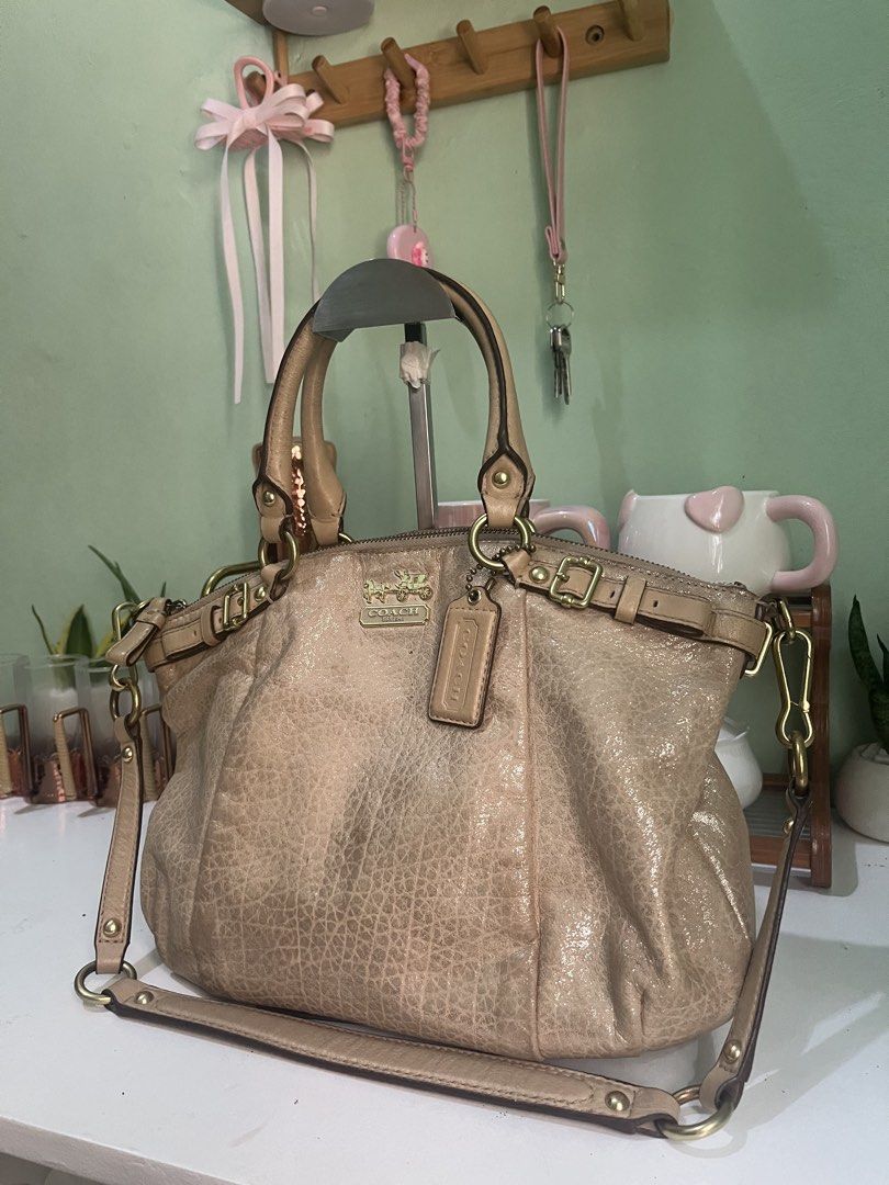 Coach Office Bag (Category: Luxury Bags & Wallets) located in Manila. Submitted by thriftniyuno (Listing ID 1463181372, Image 3). Description: Good condition .