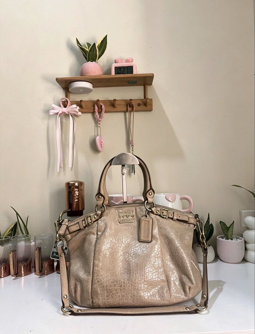 Coach Office Bag (Category: Luxury Bags & Wallets) located in Manila. Submitted by thriftniyuno (Listing ID 1463181372, Image 1). Description: Good condition .