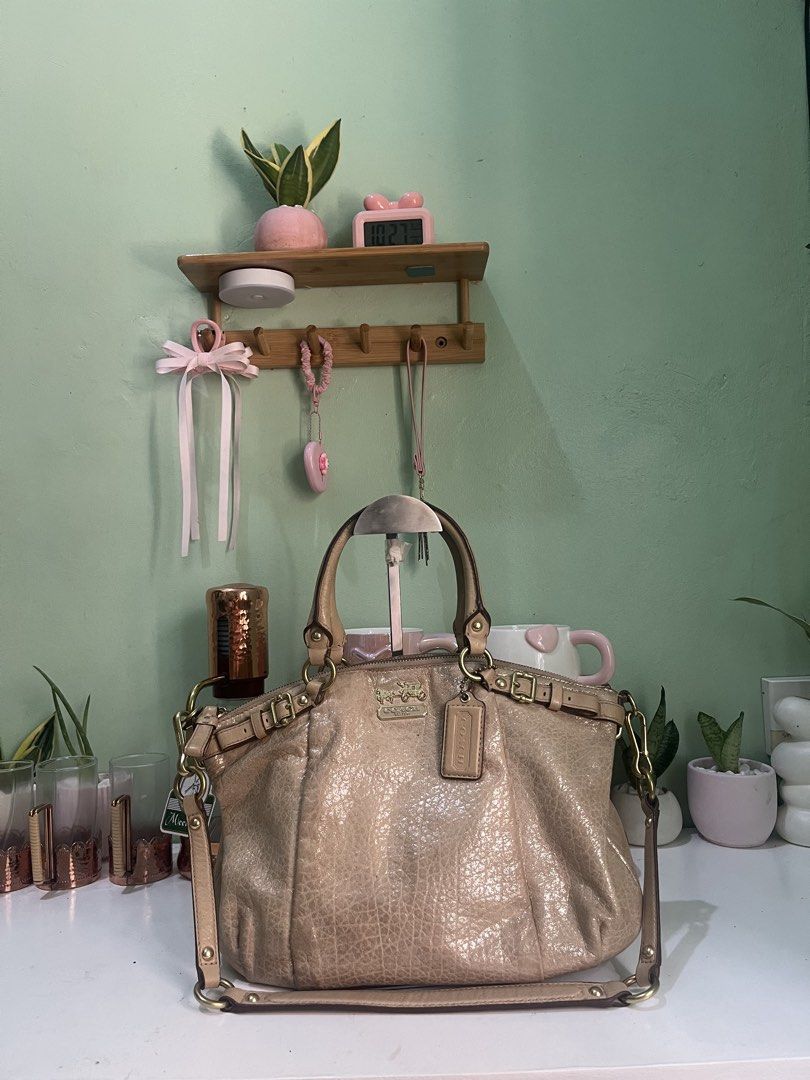 Coach Office Bag (Category: Luxury Bags & Wallets) located in Manila. Submitted by thriftniyuno (Listing ID 1463181372, Image 2). Description: Good condition .