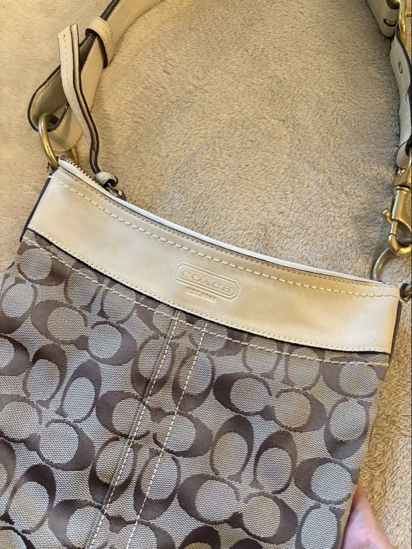 COACH SIGNATURE BAG (Category: Shoulder Bags) located in Las Pinas. Submitted by jerbirlz (Listing ID 1463204160, Image 2). Description: -well used -authentic coach -bought from Tokyo last year .