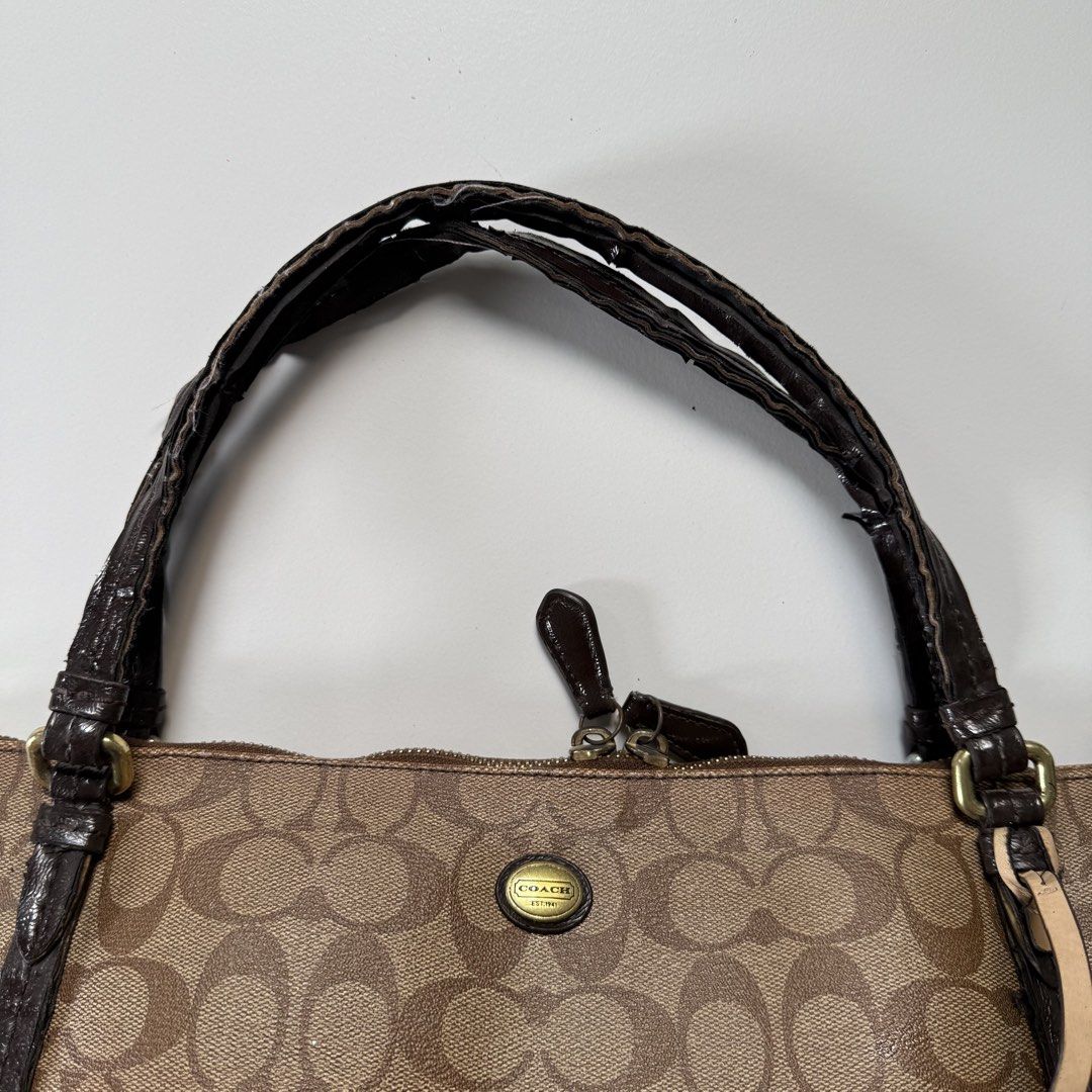 Coach signature brown shoulder (Category: Luxury Bags & Wallets) located in Cavite. Submitted by kalebfindsluxs (Listing ID 1463312895, Image 3). Description: Coach signature brown shoulder Good Sign of usage Handle rubs Check details - 1880 + sf Loc cavite Jnt / lalamove.