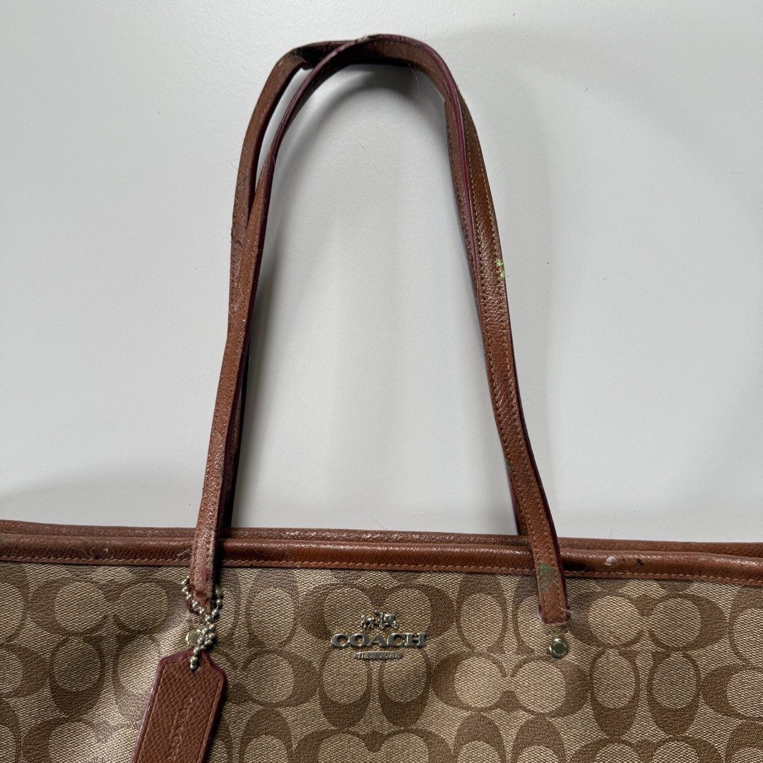 Coach signature brown tote (Category: Luxury Bags & Wallets) located in Cavite. Submitted by kalebfindsluxs (Listing ID 1463313041, Image 3). Description: Coach signature brown tote Good Sign of usage Check details - 1750 + sf Loc cavite Jnt / lalamove.