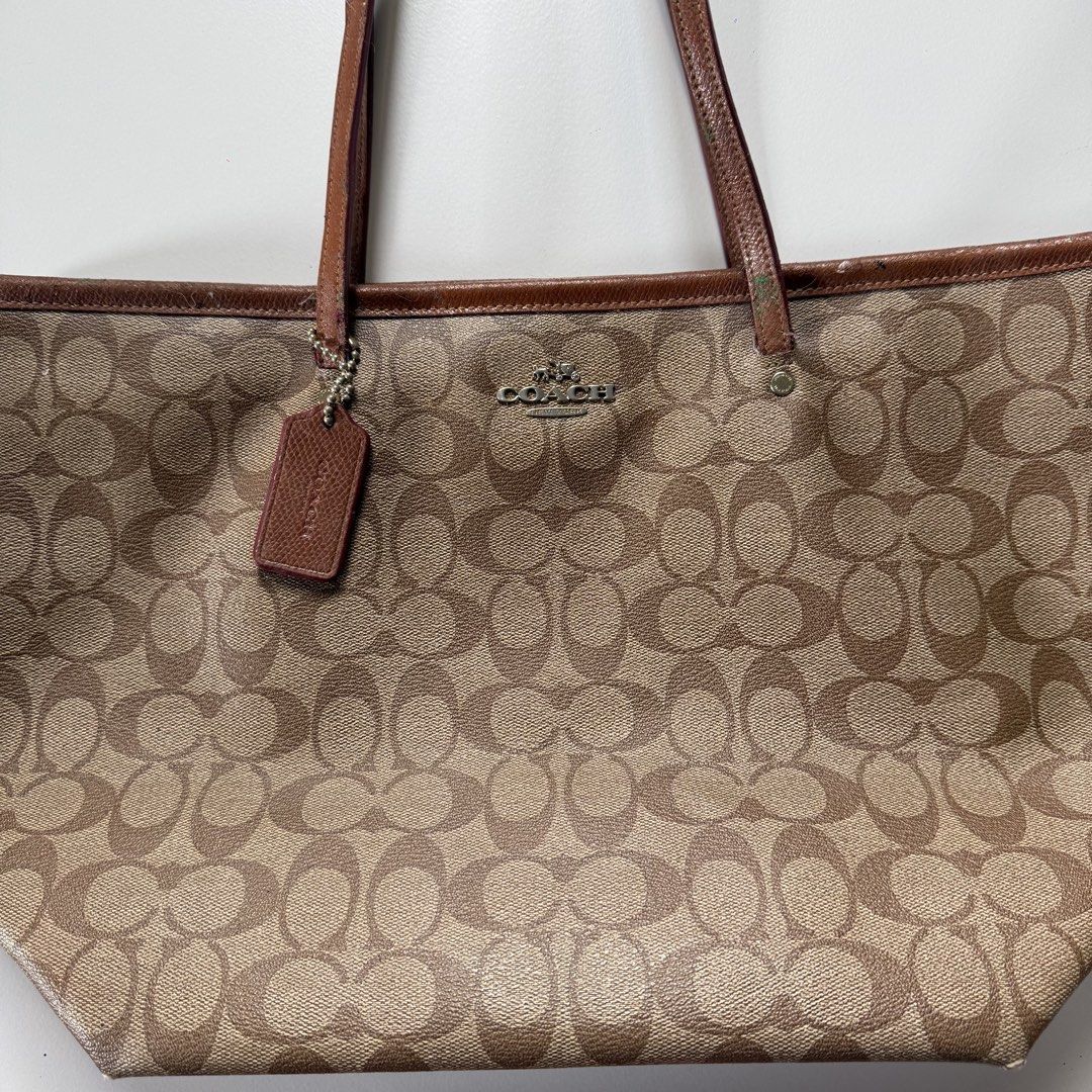 Coach signature brown tote (Category: Luxury Bags & Wallets) located in Cavite. Submitted by kalebfindsluxs (Listing ID 1463313041, Image 2). Description: Coach signature brown tote Good Sign of usage Check details - 1750 + sf Loc cavite Jnt / lalamove.