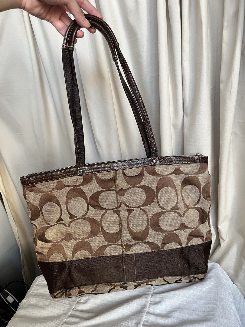 Coach Signature Jacquard Tote (Category: Tote Bags) located in Manila. Submitted by haleeeeeeeee (Listing ID 1463120368, Image 2). Description: Coach Signature Jacquard Tote ₱1,800 📍Details: • Medium • Shoulder Bag • Condition: 8/10 • Includes a white dust bag 📍Issues: No hangtag and sign of usage 📍Loc: Paco, Manila This is a preloved vintage bag, so please manage your expectations accordingly..