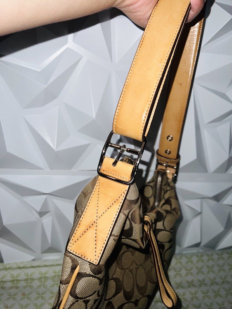 Coach signature vintage (Category: Shoulder Bags) located in Manila. Submitted by gee0505 (Listing ID 1463301985, Image 2). Description: in pristine condition Used not more than 4 . excellent condition..