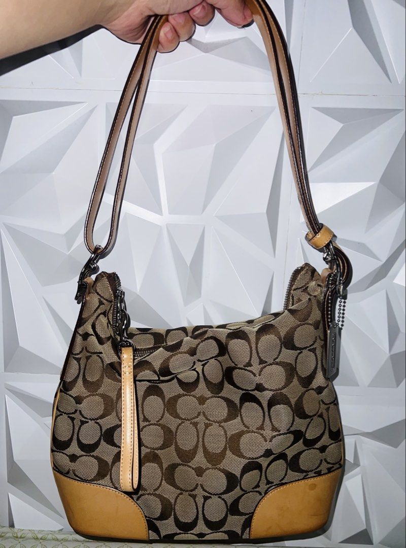 Coach signature vintage (Category: Shoulder Bags) located in Manila. Submitted by gee0505 (Listing ID 1463301985, Image 1). Description: in pristine condition Used not more than 4 . excellent condition..