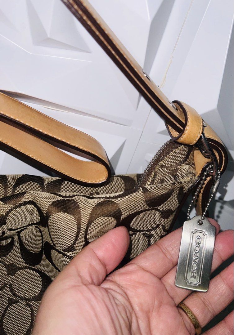 Coach signature vintage (Category: Shoulder Bags) located in Manila. Submitted by gee0505 (Listing ID 1463301985, Image 3). Description: in pristine condition Used not more than 4 . excellent condition..
