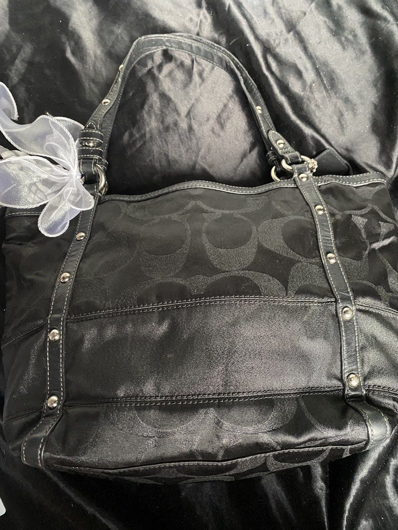 Coach Studded Tote (Category: Luxury Bags & Wallets) located in Bocaue. Submitted by marinamae51145 (Listing ID 1463201658, Image 2). Description: -Signs of use on Handle -Stain inside -No rubs.