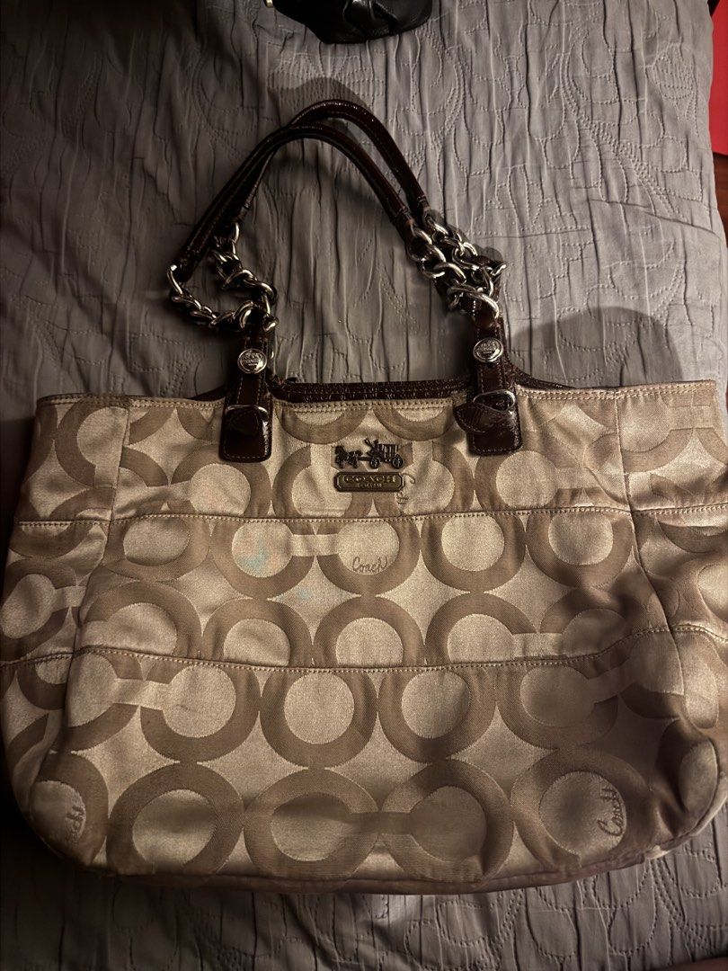 Coach Madison Tote (Category: Luxury Bags & Wallets) located in Pasig City. Submitted by winnerva (Listing ID 1463236324, Image 1). Description: Vintage Coach Madison Tribeca Tote Bag in Sateen - Leather is intact and okay - Bag does not have any major flaws and problems. -Zippers are working Issues: Minimal issues, If ever, pen-marks and small scratches. (OPEN FOR TRADE) For more details please DM RFS: The style does not suit me.