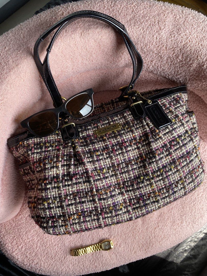 Coach Tweed Gallery Tote (Category: Luxury Bags & Wallets) located in Bocaue. Submitted by marinamae51145 (Listing ID 1463200683, Image 1). Description: -No issue.