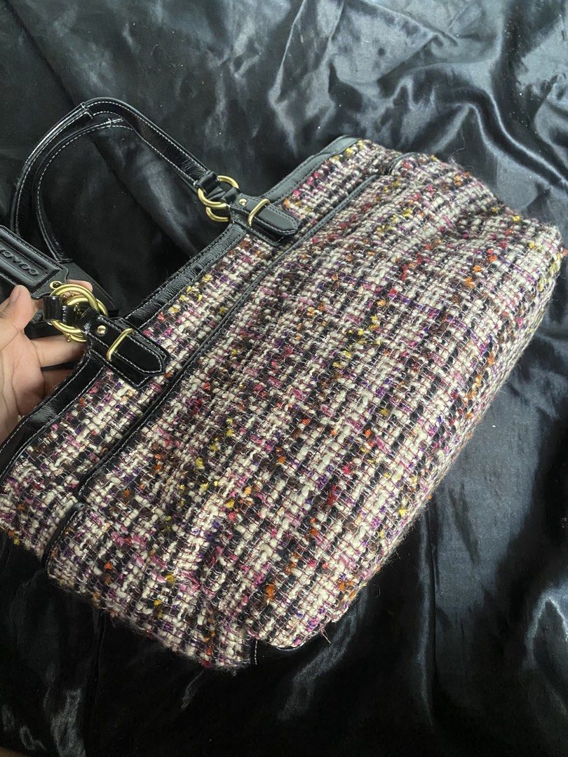 Coach Tweed Gallery Tote (Category: Luxury Bags & Wallets) located in Bocaue. Submitted by marinamae51145 (Listing ID 1463200683, Image 3). Description: -No issue.