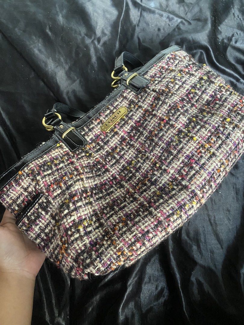 Coach Tweed Gallery Tote (Category: Luxury Bags & Wallets) located in Bocaue. Submitted by marinamae51145 (Listing ID 1463200683, Image 2). Description: -No issue.
