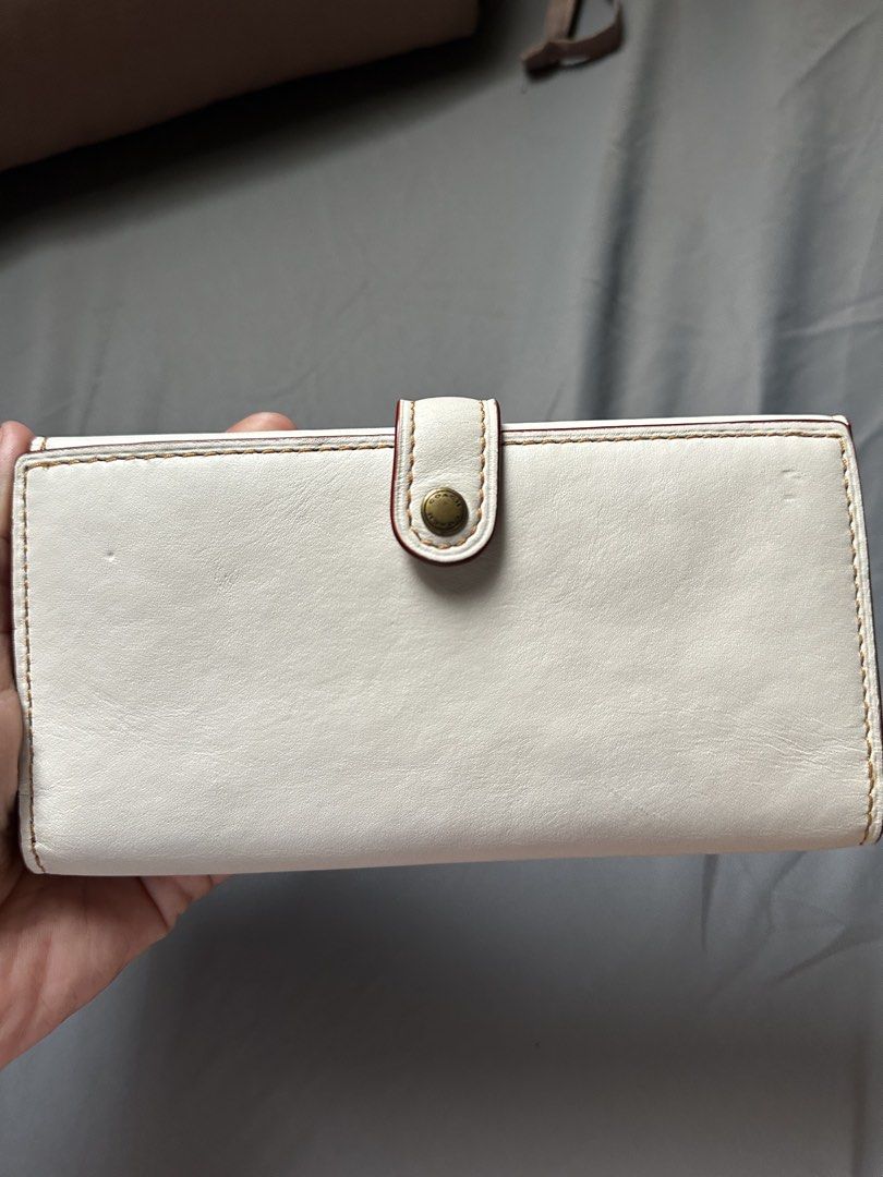 Coach vintage trifold long wallet (Category: Wallets & Card holders) located in Rosales. Submitted by dariang22 (Listing ID 1463214382, Image 1). Description: - Genuine glovetanned leather in white - Secure snap closure - Internal zippered compartment - Ample card slots for organization - Clean interior - Minor exterior marks visible in photos -no bakbak -intact rubber lining .